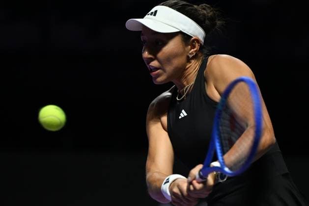 2025 WTA, Tennis Damen Finals RIYADH, SAUDI ARABIA - NOVEMBER 06: Jessica Pegula of the United States in action against Jasmine Paolini (not seen) of Italy during their final group-stage match, with a place in the semi-finals on the line, on Day 6 of the 2025 WTA Finals, part of the Hologic WTA Tour, at King Saud University Indoor Arena in Riyadh, Saudi Arabia, on November 6, 2025. Artur Widak Anadolu Riyadh Saudi Arabia. Editorial use only. Please get in touch for any other usage.  Copyright: x2025xAnadoluxArturxWidakx