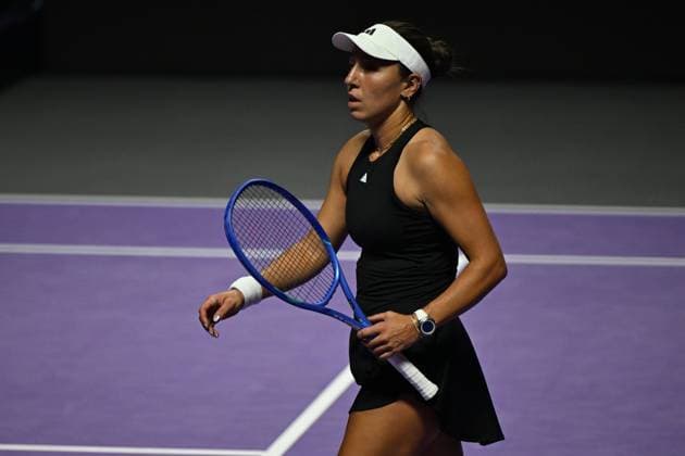 2025 WTA, Tennis Damen Finals RIYADH, SAUDI ARABIA – NOVEMBER 6: Jessica Pegula of the United States plays against Jasmine Paolini (not seen) of Italy during their final group-stage match, with a place in the semi-finals on the line, on Day 6 of the 2025 WTA Finals, part of the Hologic WTA Tour, at King Saud University Indoor Arena in Riyadh, Saudi Arabia, on November 6, 2025. Artur Widak Anadolu Riyad Saudi Arabia. Editorial use only. Please get in touch for any other usage.  Copyright: x2025xAnadoluxArturxWidakx
