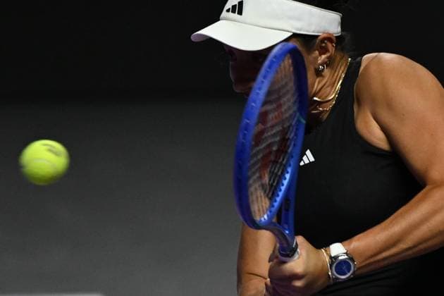 2025 WTA, Tennis Damen Finals RIYADH, SAUDI ARABIA – NOVEMBER 6: Jessica Pegula of the United States plays against Jasmine Paolini (not seen) of Italy during their final group-stage match, with a place in the semi-finals on the line, on Day 6 of the 2025 WTA Finals, part of the Hologic WTA Tour, at King Saud University Indoor Arena in Riyadh, Saudi Arabia, on November 6, 2025. Artur Widak Anadolu Riyad Saudi Arabia. Editorial use only. Please get in touch for any other usage.  Copyright: x2025xAnadoluxArturxWidakx