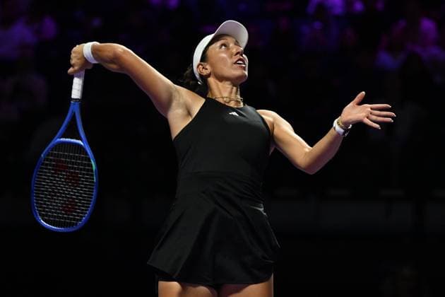 2025 WTA, Tennis Damen Finals RIYADH, SAUDI ARABIA – NOVEMBER 6: Jessica Pegula of the United States plays against Jasmine Paolini (not seen) of Italy during their final group-stage match, with a place in the semi-finals on the line, on Day 6 of the 2025 WTA Finals, part of the Hologic WTA Tour, at King Saud University Indoor Arena in Riyadh, Saudi Arabia, on November 6, 2025. Artur Widak Anadolu Riyad Saudi Arabia. Editorial use only. Please get in touch for any other usage.  Copyright: x2025xAnadoluxArturxWidakx