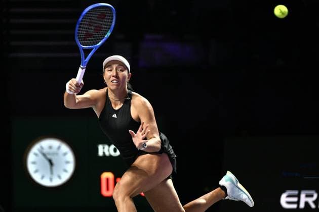 2025 WTA, Tennis Damen Finals RIYADH, SAUDI ARABIA – NOVEMBER 6: Jessica Pegula of the United States plays against Jasmine Paolini (not seen) of Italy during their final group-stage match, with a place in the semi-finals on the line, on Day 6 of the 2025 WTA Finals, part of the Hologic WTA Tour, at King Saud University Indoor Arena in Riyadh, Saudi Arabia, on November 6, 2025. Artur Widak Anadolu Riyad Saudi Arabia. Editorial use only. Please get in touch for any other usage.  Copyright: x2025xAnadoluxArturxWidakx