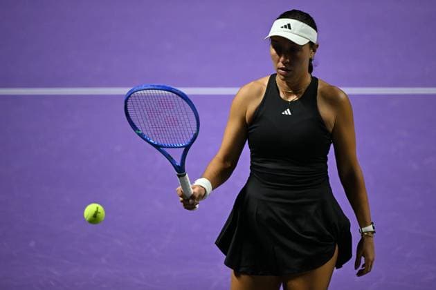 2025 WTA, Tennis Damen Finals RIYADH, SAUDI ARABIA – NOVEMBER 6: Jessica Pegula of the United States plays against Jasmine Paolini (not seen) of Italy during their final group-stage match, with a place in the semi-finals on the line, on Day 6 of the 2025 WTA Finals, part of the Hologic WTA Tour, at King Saud University Indoor Arena in Riyadh, Saudi Arabia, on November 6, 2025. Artur Widak Anadolu Riyad Saudi Arabia. Editorial use only. Please get in touch for any other usage.  Copyright: x2025xAnadoluxArturxWidakx