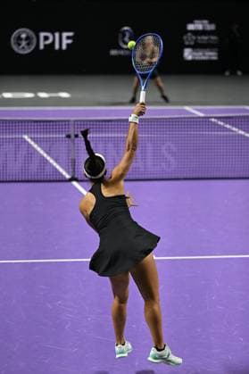 2025 WTA, Tennis Damen Finals RIYADH, SAUDI ARABIA – NOVEMBER 6: Jessica Pegula of the United States plays against Jasmine Paolini (not seen) of Italy during their final group-stage match, with a place in the semi-finals on the line, on Day 6 of the 2025 WTA Finals, part of the Hologic WTA Tour, at King Saud University Indoor Arena in Riyadh, Saudi Arabia, on November 6, 2025. Artur Widak Anadolu Riyad Saudi Arabia. Editorial use only. Please get in touch for any other usage.  Copyright: x2025xAnadoluxArturxWidakx