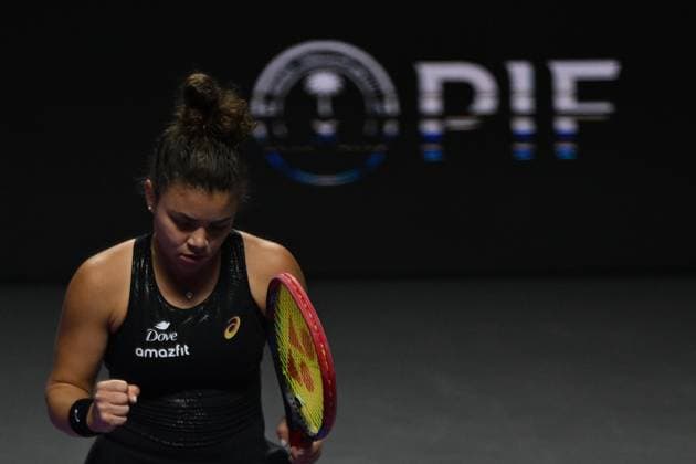 2025 WTA, Tennis Damen Finals RIYADH, SAUDI ARABIA – NOVEMBER 6: Jessica Pegula (not seen) of the United States plays against Jasmine Paolini of Italy during their final group-stage match, with a place in the semi-finals on the line, on Day 6 of the 2025 WTA Finals, part of the Hologic WTA Tour, at King Saud University Indoor Arena in Riyadh, Saudi Arabia, on November 6, 2025. Artur Widak Anadolu Riyad Saudi Arabia. Editorial use only. Please get in touch for any other usage.  Copyright: x2025xAnadoluxArturxWidakx
