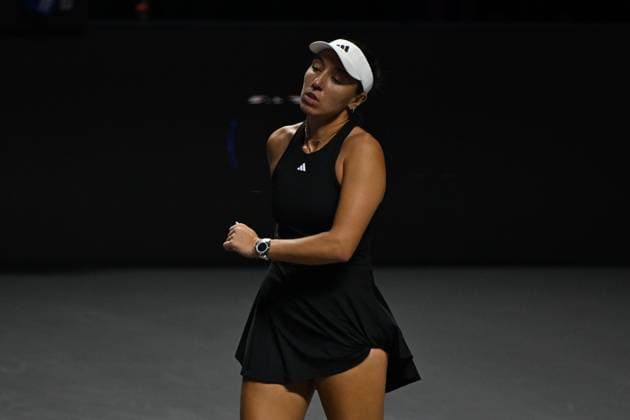 2025 WTA, Tennis Damen Finals RIYADH, SAUDI ARABIA – NOVEMBER 6: Jessica Pegula of the United States plays against Jasmine Paolini (not seen) of Italy during their final group-stage match, with a place in the semi-finals on the line, on Day 6 of the 2025 WTA Finals, part of the Hologic WTA Tour, at King Saud University Indoor Arena in Riyadh, Saudi Arabia, on November 6, 2025. Artur Widak Anadolu Riyad Saudi Arabia. Editorial use only. Please get in touch for any other usage.  Copyright: x2025xAnadoluxArturxWidakx