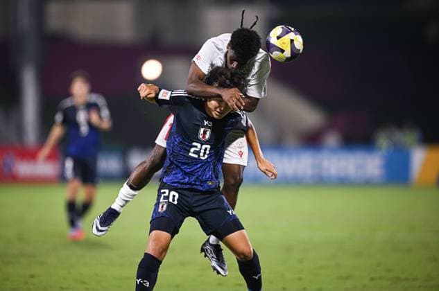 Fussball, Junioren U 17 WM 2025 in Doha Katar Vorrunde 06.11.2025 Gruppe B Japan - Neukaledonien Taiga Seguchi (unten, Japan) gegen Ezekie Wamowe (oben, Neukaledonien)