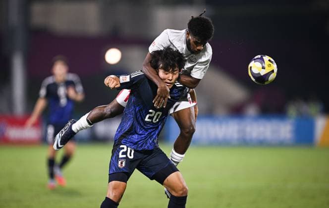 Fussball, Junioren U 17 WM 2025 in Doha Katar Vorrunde 06.11.2025 Gruppe B Japan - Neukaledonien Taiga Seguchi (unten, Japan) gegen Ezekie Wamowe (oben, Neukaledonien)