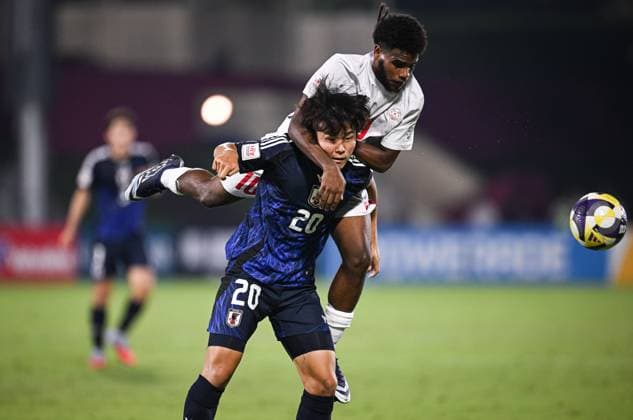 Fussball, Junioren U 17 WM 2025 in Doha Katar Vorrunde 06.11.2025 Gruppe B Japan - Neukaledonien Taiga Seguchi (unten, Japan) gegen Ezekie Wamowe (oben, Neukaledonien)
