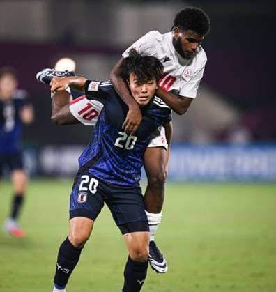 Fussball, Junioren U 17 WM 2025 in Doha Katar Vorrunde 06.11.2025 Gruppe B Japan - Neukaledonien Taiga Seguchi (unten, Japan) gegen Ezekie Wamowe (oben, Neukaledonien)