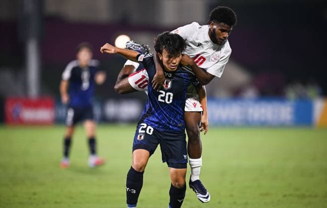 Fussball, Junioren U 17 WM 2025 in Doha Katar Vorrunde 06.11.2025 Gruppe B Japan - Neukaledonien Taiga Seguchi (unten, Japan) gegen Ezekie Wamowe (oben, Neukaledonien)