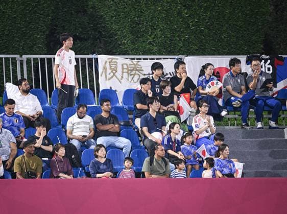Fussball, Junioren U 17 WM 2025 in Doha Katar Vorrunde 06.11.2025 Gruppe B Japan - Neukaledonien Japanpanische Fans sind enttaeuscht ueber das 0-0 gegen Neukaledonien