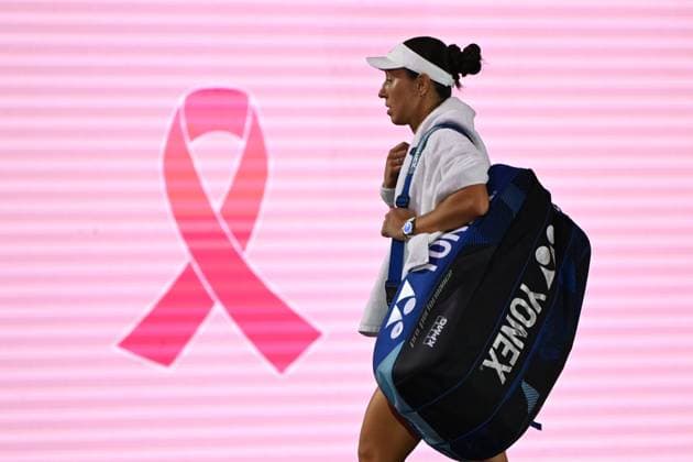 2025 WTA, Tennis Damen Finals RIYADH, SAUDI ARABIA - NOVEMBER 6: Jessica Pegula of the United States walks off the court after her final group-stage match during Day 6 of the 2025 WTA Finals, part of the Hologic WTA Tour, at King Saud University Indoor Arena in Riyadh, Saudi Arabia, on November 6, 2025. Artur Widak Anadolu Riyadh Saudi Arabia. Editorial use only. Please get in touch for any other usage.  Copyright: x2025xAnadoluxArturxWidakx