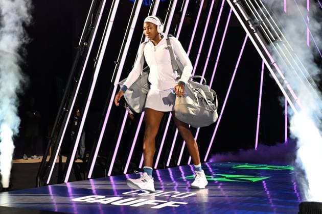 2025 WTA, Tennis Damen Finals RIYADH, SAUDI ARABIA - NOVEMBER 6: Coco Gauff of the United States enters the court before her Round Robin singles match on Day 6 of the 2025 WTA Finals, part of the Hologic WTA Tour, at King Saud University Indoor Arena in Riyadh, Saudi Arabia, on November 6, 2025. Artur Widak Anadolu Riyadh Saudi Arabia. Editorial use only. Please get in touch for any other usage.  Copyright: x2025xAnadoluxArturxWidakx