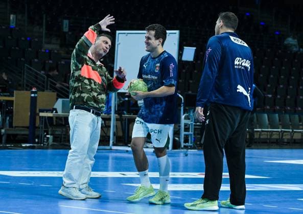 06.11.2025, xlakx, Handball, DHB-Pokal 1 8 Finale, Fuechse Berlin - ThSV Eisenach v.l. Bob Hanning (Fuechse Berlin Geschaeftsfuehrer), Tim Freihoefer (Fuechse Berlin), Dejan Milosavljev (Fuechse Berlin) Berlin