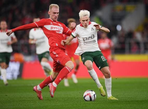 Russia Soccer Cup Spartak - Lokomotiv 9041027 06.11.2025 Spartak s Daniil Denisov, left, and Lokomotiv s Aleksey Batrakov struggle for the ball during the Russian Cup quarterfinal soccer match between Spartak Moscow and Lokomotiv Moscow, in Moscow, Russia. Alexey Filippov Sputnik Moscow Russia  Copyright: xAlexeyxFilippovx