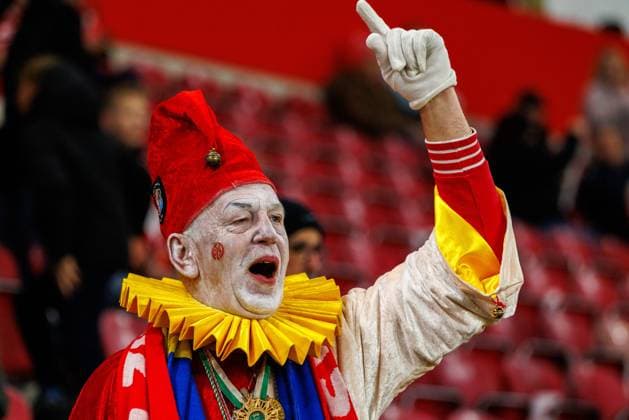 UECL: 1. FSV Mainz 05 - AC Florenz Ein Mainzer Fan im Karnevalskostüm und bemaltem Gesicht stimmt sich auf das Spiel ein; im Spiel der UEFA Conference League zwischen 1. FSV Mainz 05 und AC Florenz am 3. Spieltag in der MEWA Arena Mainz am 06.11.2025 Copyright: xBEAUTIFULxSPORTS Hahnex