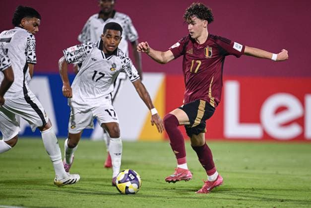 Fussball, Junioren U 17 WM 2025 in Doha Katar Vorrunde 06.11.2025 Gruppe D Belgien - Fidschi Loic Alvarez (re, Belgien) erzielt hier das Tor zum 0-4 gegen Krishna Samy Jr. (li, Fidschi)