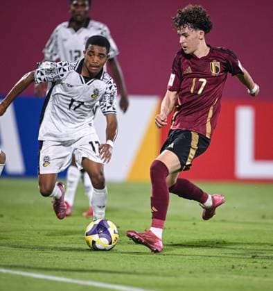 Fussball, Junioren U 17 WM 2025 in Doha Katar Vorrunde 06.11.2025 Gruppe D Belgien - Fidschi Loic Alvarez (re, Belgien) erzielt hier das Tor zum 0-4 gegen Krishna Samy Jr. (li, Fidschi)