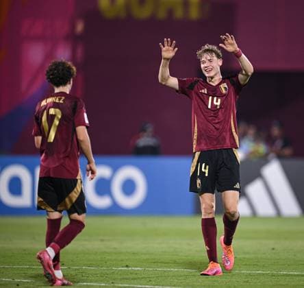 Fussball, Junioren U 17 WM 2025 in Doha Katar Vorrunde 06.11.2025 Gruppe D Belgien - Fidschi JUBEL Belgien; Torschuetze zum 0-4 Loic Alvarez (li) und Daan Braspenning (re)