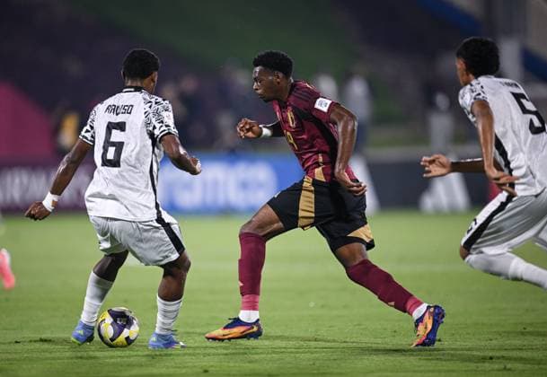 Fussball, Junioren U 17 WM 2025 in Doha Katar Vorrunde 06.11.2025 Gruppe D Belgien - Fidschi Vierfacher Torschuetze Rene Mitongo (Mitte, Belgien) gegen Ravuso Sukabula (li, Fidschi)