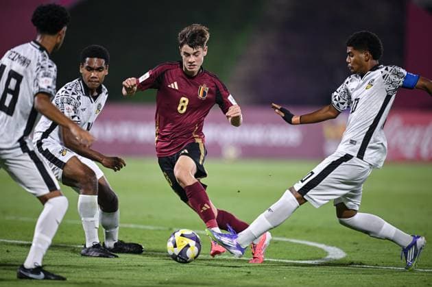 Fussball, Junioren U 17 WM 2025 in Doha Katar Vorrunde 06.11.2025 Gruppe D Belgien - Fidschi Vierfacher Torschuetze Rene Mitongo (Mitte, Belgien) gegen Ravuso Sukabula (li, Fidschi) und Siales Vatanatawake (2.v.li, Fidschi)