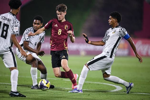 Fussball, Junioren U 17 WM 2025 in Doha Katar Vorrunde 06.11.2025 Gruppe D Belgien - Fidschi Vierfacher Torschuetze Rene Mitongo (Mitte, Belgien) gegen Ravuso Sukabula (li, Fidschi) und Siales Vatanatawake (2.v.li, Fidschi)