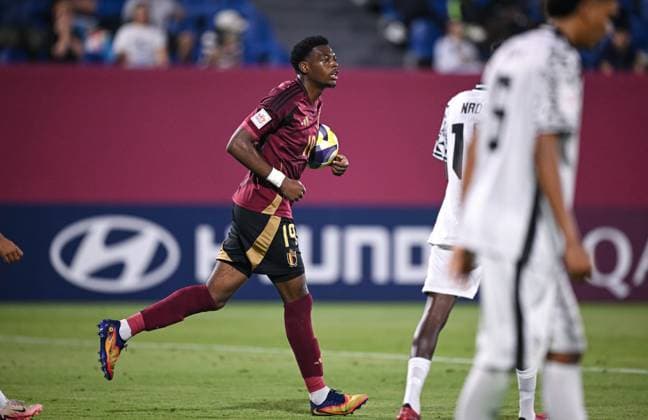 Fussball, Junioren U 17 WM 2025 in Doha Katar Vorrunde 06.11.2025 Gruppe D Belgien - Fidschi JUBEL Belgien; Vierfacher Torschuetze Rene Mitongo mit Ball