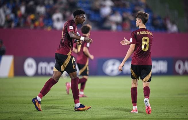 Fussball, Junioren U 17 WM 2025 in Doha Katar Vorrunde 06.11.2025 Gruppe D Belgien - Fidschi JUBEL Belgien; Vierfacher Torschuetze Rene Mitongo (li) mit Ball und August De Wannemacker (re)