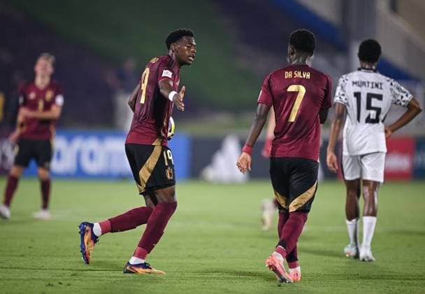 Fussball, Junioren U 17 WM 2025 in Doha Katar Vorrunde 06.11.2025 Gruppe D Belgien - Fidschi JUBEL Belgien; Vierfacher Torschuetze Rene Mitongo (li) mit Ball und Jessi Da Silva re)