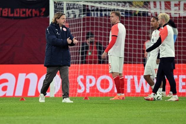 06.11.2025, xsltx, Fussball UEFA Conference League, FSV Mainz 05 - AC Florenz v.l. Trainer Bo Henriksen (FSV Mainz 05) (DFL DFB REGULATIONS PROHIBIT ANY USE OF PHOTOGRAPHS as IMAGE SEQUENCES and or QUASI-VIDEO) Mainz