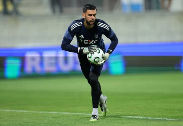 Aberdeen goalkeeper Dimitar Mitov during their sides warm up before kick off AEK Larnaca v Aberdeen, UEFA Conference League, Group Stage, Football, AEK Arena, Larnaca, Cyprus - 06 Nov 2025Larnaca AEK Arena Cyprus EDITORIAL USE ONLY No use with unauthorised audio, video, data, fixture lists, club league logos or live services. Online in-match use limited to 120 images, no video emulation. No use in betting, games or single club league player publications. Copyright: xCharaxSavvides Shutterstockx 15642241w