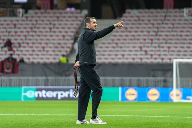 Julian Schuster (SC Freiburg, Trainer) , Frankreich, Fussball, UEFA Europa League, 4.Spieltag, Ligaphase, 2025 2026, OGC Nizza vs. SC Freiburg, 06.11.2025, Allianz Riviera, Nizza, Frankreich Nizza Allianz Riviera Provence-Alpes-CÃ te d Azur, CÃ Frankreich Copyright: xArnexAmbergx