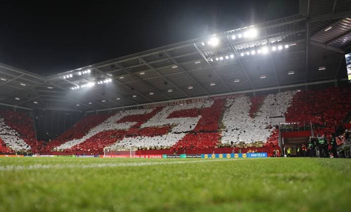 06.11.2025, Fussball UEFA Conference League, 1. FSV Mainz 05 - AC Florenz, v.l., Choreografie, Fans,Stimmung, Schals, Trikots, Emotionen DFL DFB REGULATIONS PROHIBIT ANY USE OF PHOTOGRAPHS AS IMAGE SEQUENCES AND OR QUASI-VIDEO. xdcx Copyright: HMBxMedia Claus