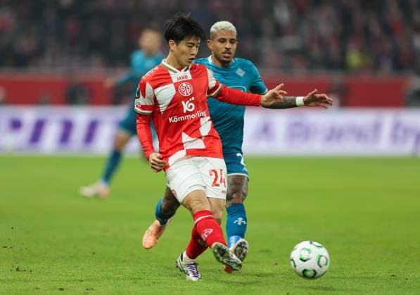 06.11.2025, Fussball UEFA Conference League, 1. FSV Mainz 05 - AC Florenz, v.l., Sota Kawasaki (FSV Mainz 05), Dodo (ACF Fiorentina) DFL DFB REGULATIONS PROHIBIT ANY USE OF PHOTOGRAPHS AS IMAGE SEQUENCES AND OR QUASI-VIDEO. xdcx Copyright: HMBxMedia Claus