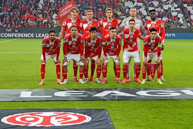 Mainz, Deutschland 06. November 2025: Conference League - 2025 2026 - FSV Mainz 05 vs. AC Florenz Im Bild: Die Spieler voin Mainz 05 stellen sich zumn Mannschaftsfoto. Mewa Arena Rheinland - Pfalz Copyright: xFotostandx xRacochax