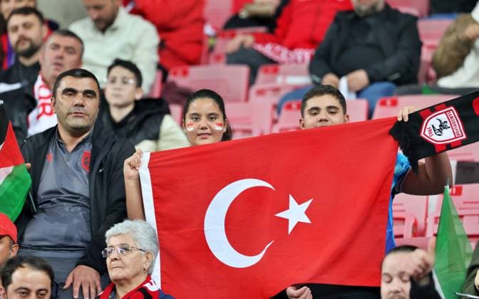 Samsunspor v Hamrun Spartans - UEFA Conference League SAMSUN, TURKIYE - NOVEMBER 6: Samsunspor fans wave Turkish and Palestinian flags while cheering for their team during the UEFA Conference League week 3 match between Samsunspor and Hamrun Spartans at Yeni 19 Mayis Stadium in Samsun, Turkiye, on November 6, 2025. Veysel Altun Anadolu Samsun Turkey. Editorial use only. Please get in touch for any other usage.  Copyright: x2025xAnadoluxVeyselxAltunx