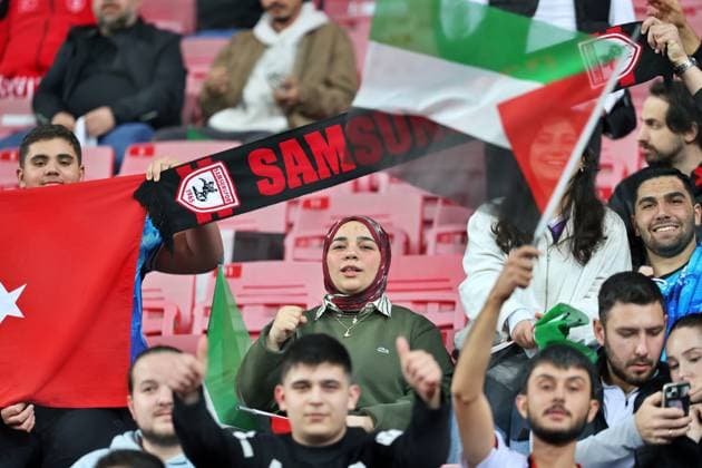 Samsunspor v Hamrun Spartans - UEFA Conference League SAMSUN, TURKIYE - NOVEMBER 6: Samsunspor fans wave Turkish and Palestinian flags while cheering for their team during the UEFA Conference League week 3 match between Samsunspor and Hamrun Spartans at Yeni 19 Mayis Stadium in Samsun, Turkiye, on November 6, 2025. Veysel Altun Anadolu Samsun Turkey. Editorial use only. Please get in touch for any other usage.  Copyright: x2025xAnadoluxVeyselxAltunx