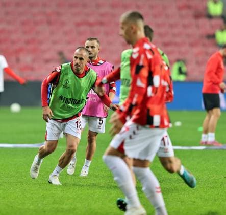 Samsunspor v Hamrun Spartans - UEFA Conference League SAMSUN, TURKIYE - NOVEMBER 6: Samsunspor’s Zeki Yavru (18) warms up before the UEFA Conference League week 3 match between Samsunspor and Hamrun Spartans at Yeni 19 Mayis Stadium in Samsun, Turkiye, on November 6, 2025. Veysel Altun Anadolu Samsun Turkey. Editorial use only. Please get in touch for any other usage.  Copyright: x2025xAnadoluxVeyselxAltunx