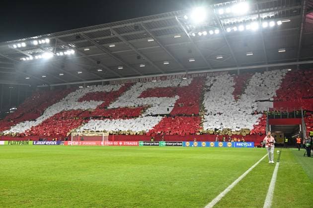 06.11.2025, xsltx, Fussball UEFA Conference League, FSV Mainz 05 - AC Florenz v.l. Mainzer Fans Stimmung, Schals, Emotionen Choreografie Choreographie (DFL DFB REGULATIONS PROHIBIT ANY USE OF PHOTOGRAPHS as IMAGE SEQUENCES and or QUASI-VIDEO) Mainz