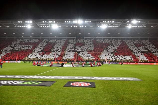 06.11.2025, xsltx, Fussball UEFA Conference League, FSV Mainz 05 - AC Florenz v.l. Mainzer Fans Stimmung, Schals, Emotionen Choreografie Choreographie (DFL DFB REGULATIONS PROHIBIT ANY USE OF PHOTOGRAPHS as IMAGE SEQUENCES and or QUASI-VIDEO) Mainz