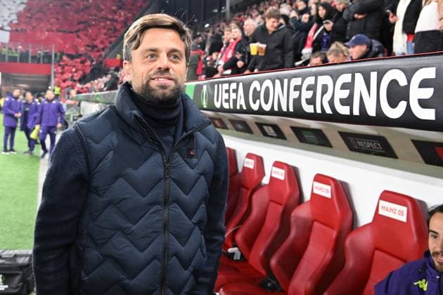 06.11.2025, xsltx, Fussball UEFA Conference League, FSV Mainz 05 - AC Florenz v.l. Trainer Daniele Galloppa (AC Florenz) (DFL DFB REGULATIONS PROHIBIT ANY USE OF PHOTOGRAPHS as IMAGE SEQUENCES and or QUASI-VIDEO) Mainz