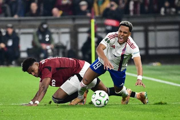 John Mercado of Sparta, left, and Michael Ameyaw of Rakow in action during the Football Conference League 3rd round match Sparta Praha vs Rakow Czestochowa, Prague, Czech Republic, November 6, 2025. (CTKxPhoto OndrejxDeml) CTKPhotoP2025110607818  CTKPhotoP2025110607818