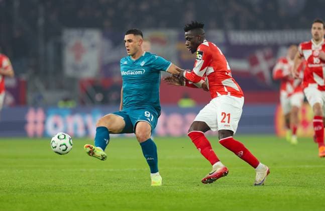 06.11.2025, Fussball UEFA Conference League, 1. FSV Mainz 05 - AC Florenz, v.l., Roberto Piccoli (ACF Fiorentina), Danny Da Costa (FSV Mainz 05) DFL DFB REGULATIONS PROHIBIT ANY USE OF PHOTOGRAPHS AS IMAGE SEQUENCES AND OR QUASI-VIDEO. xdcx Copyright: HMBxMedia Claus