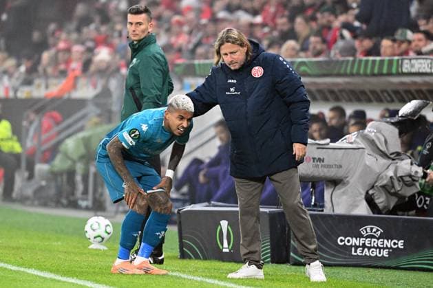 06.11.2025, xsltx, Fussball UEFA Conference League, FSV Mainz 05 - AC Florenz v.l. Dodo (AC Florenz) Trainer Bo Henriksen (FSV Mainz 05) (DFL DFB REGULATIONS PROHIBIT ANY USE OF PHOTOGRAPHS as IMAGE SEQUENCES and or QUASI-VIDEO) Mainz