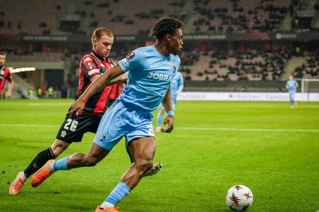 Fussball, UEFA Europa League 2025 26, 4. Spieltag - OGC Nizza vs SC Freiburg - Allianz Riviera (Nizza, Frankreich): Junior Adamu (SC Freiburg, 20) Melvin Bard (OGC Nizza, 26) Copyright: xJOERANxSTEINSIEKx