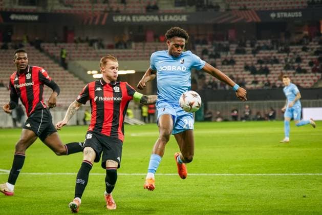 Fussball, UEFA Europa League 2025 26, 4. Spieltag - OGC Nizza vs SC Freiburg - Allianz Riviera (Nizza, Frankreich): Junior Adamu (SC Freiburg, 20) Melvin Bard (OGC Nizza, 26) Copyright: xJOERANxSTEINSIEKx