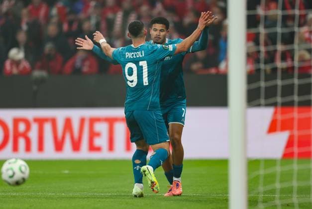 06.11.2025, Fussball UEFA Conference League, 1. FSV Mainz 05 - AC Florenz, v.l., Torjubel zum 0:1 durch Simon Sohm (ACF Fiorentina), Goal celebration, celebrate the goal DFL DFB REGULATIONS PROHIBIT ANY USE OF PHOTOGRAPHS AS IMAGE SEQUENCES AND OR QUASI-VIDEO. xdcx Copyright: HMBxMedia Claus