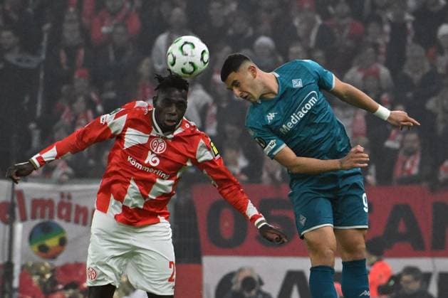 06.11.2025, xsltx, Fussball UEFA Conference League, FSV Mainz 05 - AC Florenz v.l. Philipp Mwene (FSV Mainz 05) Edin Dzeko (AC Florenz) Zweikampf, Aktion, action, battle for the ball (DFL DFB REGULATIONS PROHIBIT ANY USE OF PHOTOGRAPHS as IMAGE SEQUENCES and or QUASI-VIDEO) Mainz