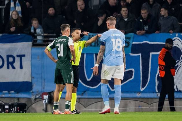 251106 Pontus Jansson of Malmö FF reacts against referee Nicholas Walsh during the UEFA Europa League football match between Malmö FF and Panathinaikos on November 6, 2025 in Malmö. Photo: Petter Arvidson BILDBYRAN kod PA PA1108 fotboll football soccer fotball uefa europa league europa league malmö ff panathinaikos bbeng Copyright: PETTERxARVIDSON BB251106PA049