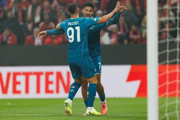 Simon Sohm (AC Florenz) bejubelt den Treffer zum 0:1 mit Cher Ndour (AC Florenz), FSV Mainz 05 vs AC Florenz, Fussball, Conference League, 3. Spieltag, Saison 2025 2026, 06.11.2025 DFB regulations prohibit any use of photographs as image sequences and or quasi-video. FSV Mainz 05 vs AC Florenz, Fussball, Conference League, 3. Spieltag, Saison 2025 2026, 06.11.2025 Copyright: xEibner-Pressefoto AlexanderxNeisx EP_ANS